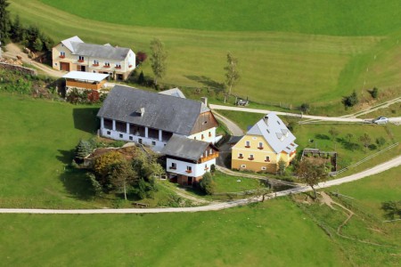 Im Steirischen Zirbenland am Fuße des Größings liegt unser Biobergbauernhof Rami
